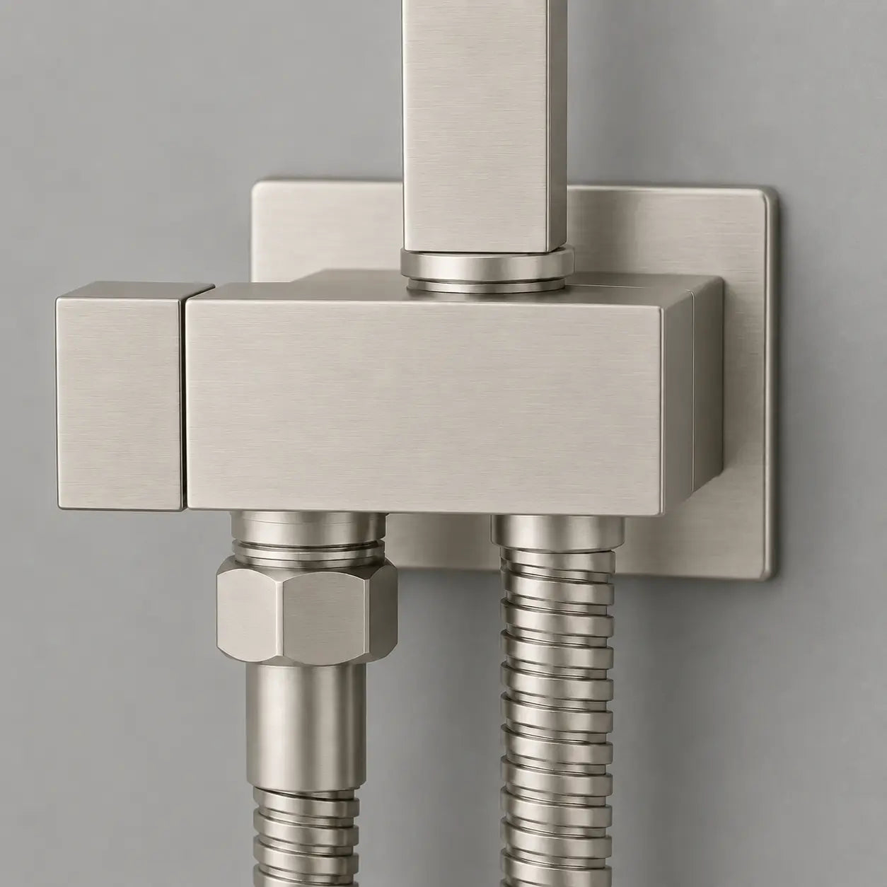 Détail du support mural de douchette WC gris brossé avec raccords inox et design carré contemporain. Image