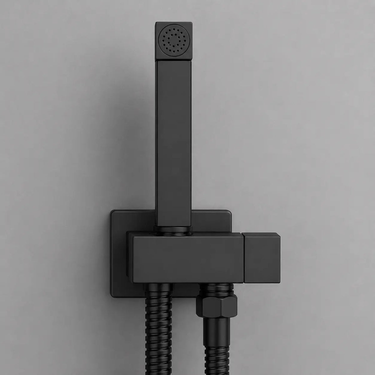 Douchette WC hygiénique noir mat avec support mural intégré, lignes carrées modernes et flexible renforcé.