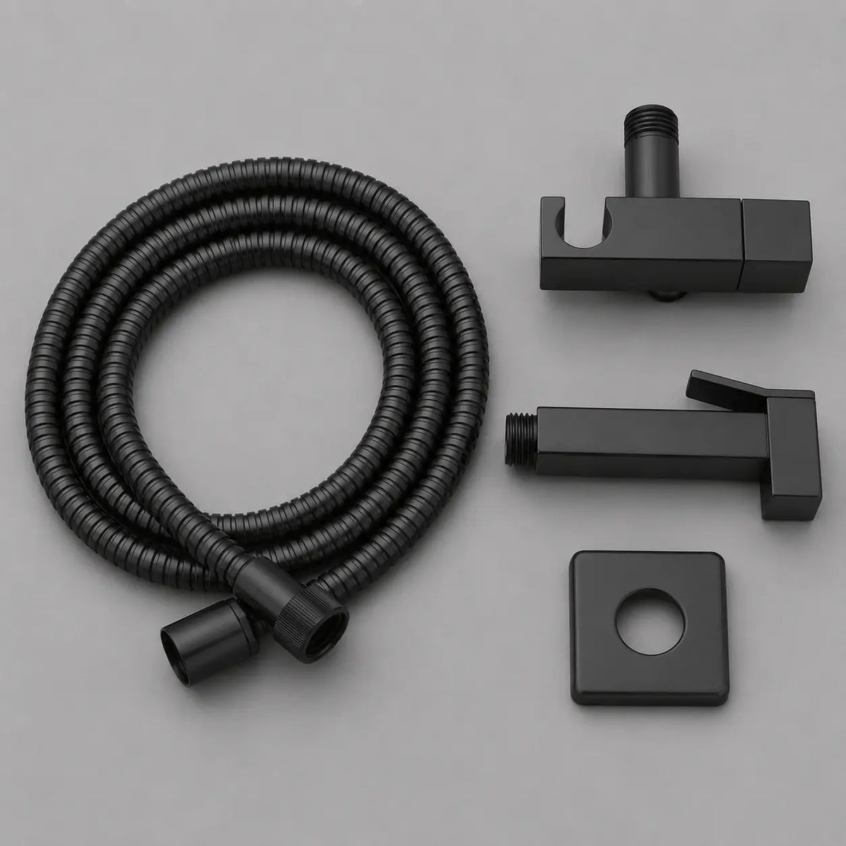 Kit douchette WC noir mat avec flexible renforcé, support mural, rosace carrée et poignée hygiénique moderne.