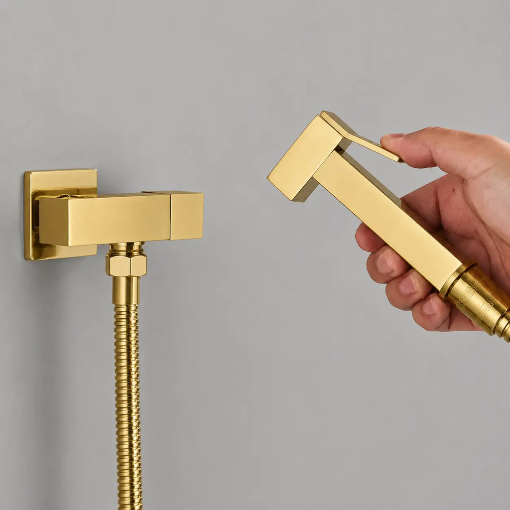 Douchette WC sanitaire dorée avec gâchette ergonomique, flexible métallique et support mural au design contemporain.