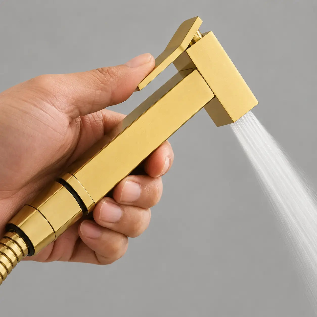 Douchette WC sanitaire finition or brossé avec gâchette ergonomique et jet d’eau précis pour une hygiène optimale. Image