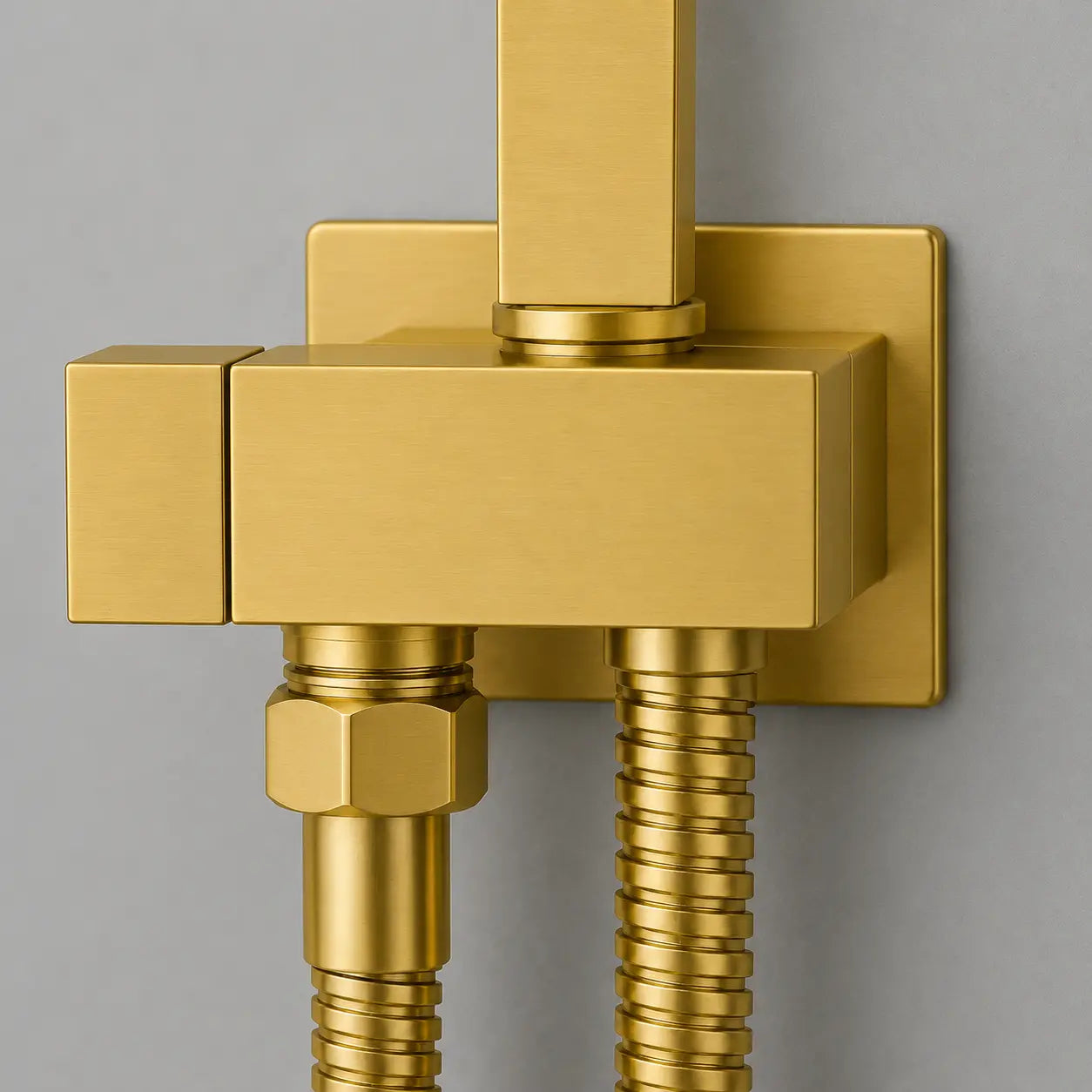 Détail du support mural pour douchette WC en or brossé, avec raccords métalliques et design géométrique moderne. Image