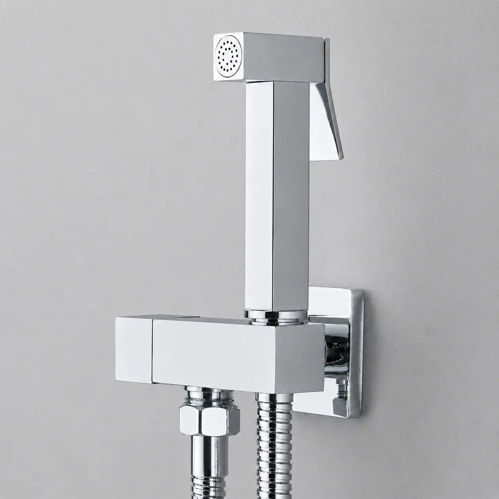 Douchette hygiénique WC chromée avec design carré moderne, flexible inox et commande ergonomique murale.