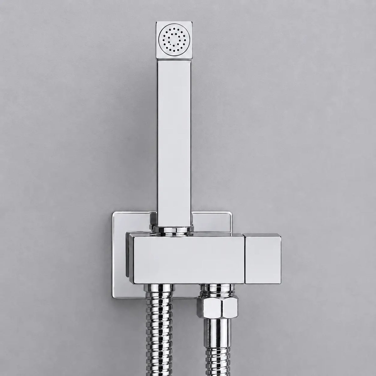 Douchette WC sanitaire chromée au design carré avec flexible inox et support mural compact moderne.
