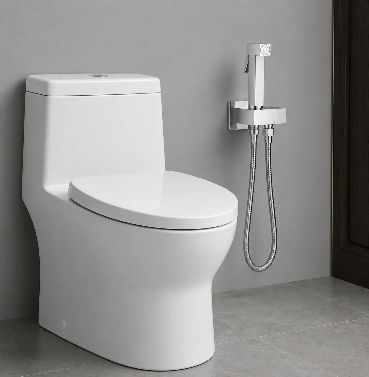  Douchette WC murale chromée installée près des toilettes avec flexible inox et design moderne minimaliste.