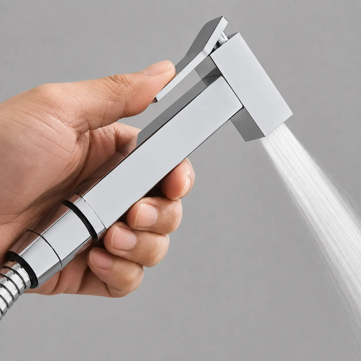 Douchette WC chromée avec jet haute pression, poignée ergonomique et design carré moderne en inox. Image