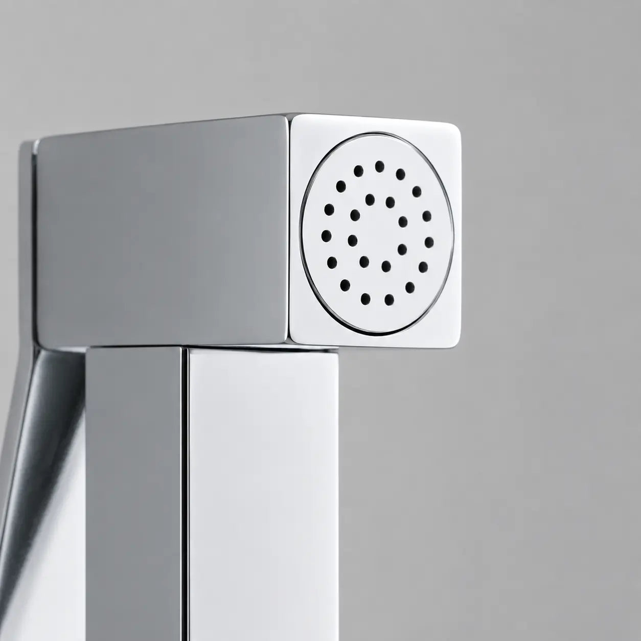 Tête de douchette WC chromée avec buses de pulvérisation fines et design carré moderne élégant. Image