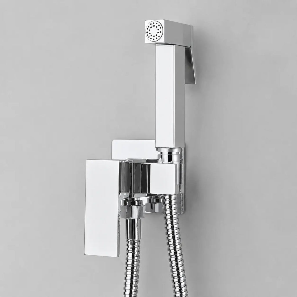 Douchette hygiénique WC chromée avec poignée carrée, flexible inox et support mural pour un nettoyage précis.