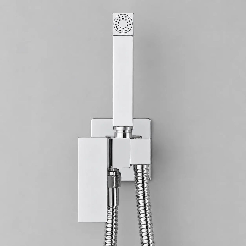 Douchette WC hygiénique chromée à poignée carrée avec flexible métallique et support mural compact au design moderne.