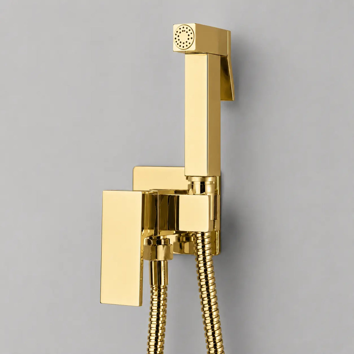 Douchette WC hygiénique dorée avec poignée carrée, flexible métallique et design moderne pour salle de bain