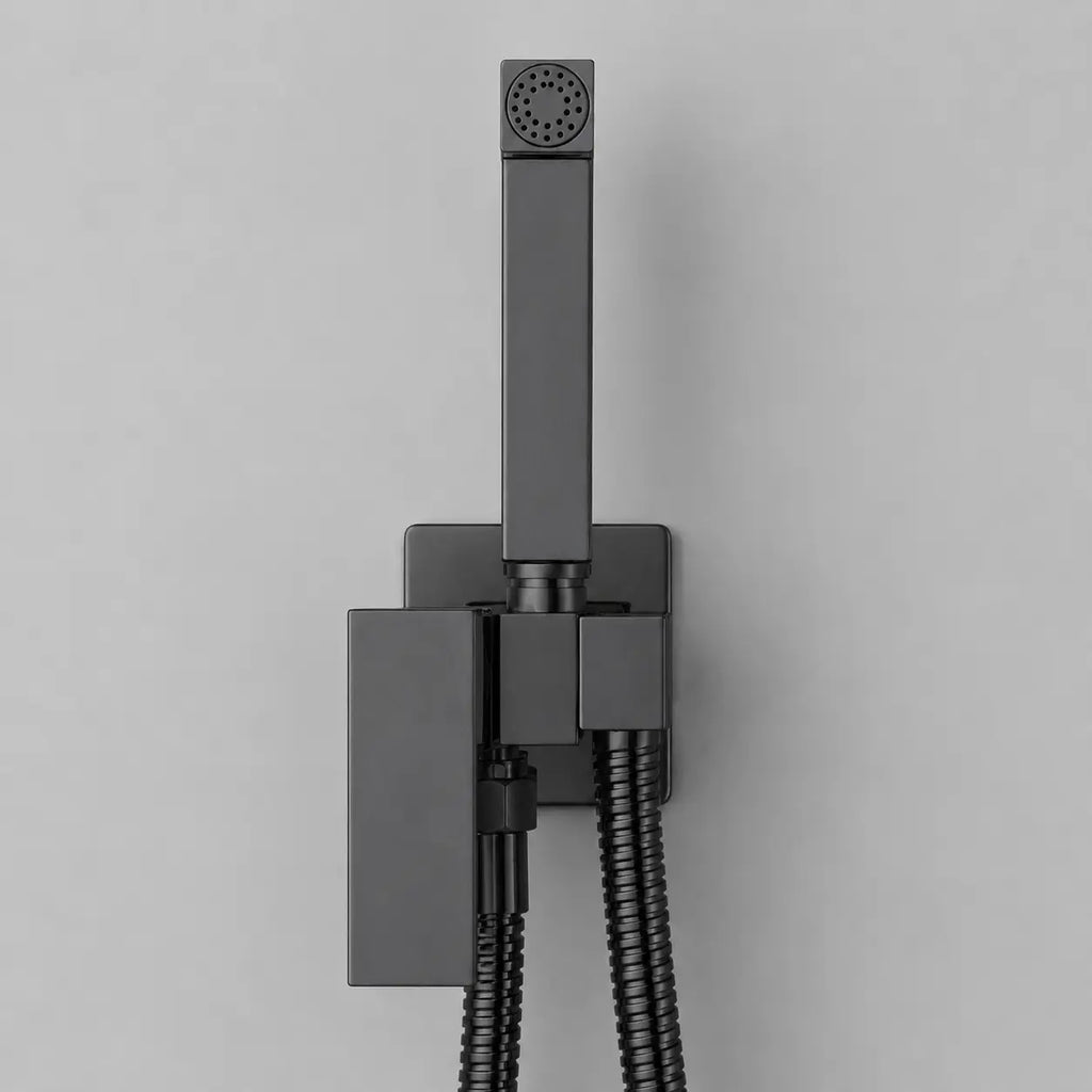 Douchette WC hygiénique noir mat avec support mural intégré, flexible renforcé et design rectiligne contemporain.