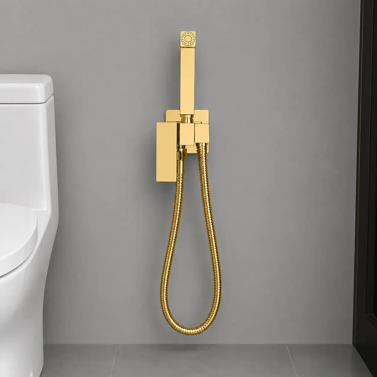 Douchette hygiénique WC dorée avec support mural intégré, flexible métallique assorti et design contemporain Image