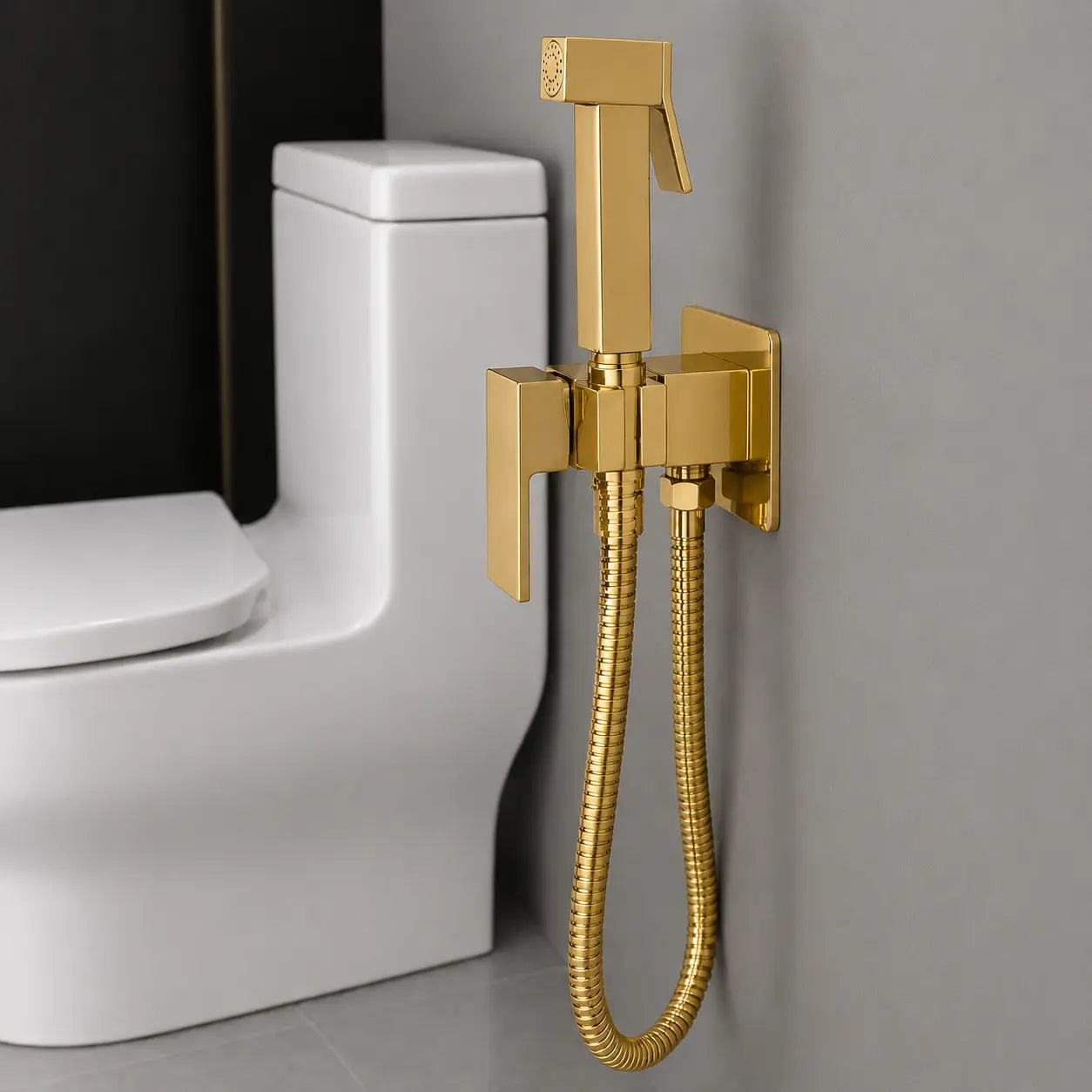 Douchette hygiénique WC dorée montée au mur avec support intégré, flexible métallique et finition moderne Image