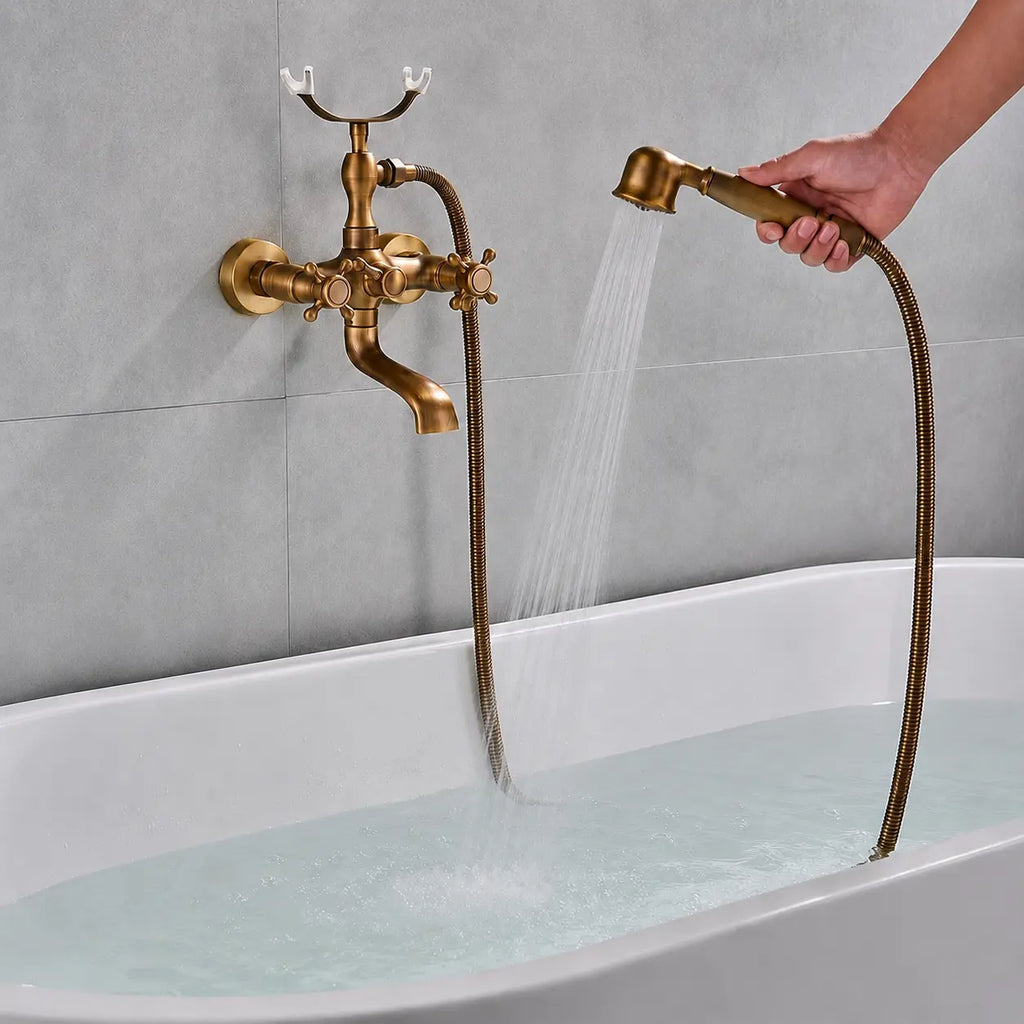Robinet baignoire rétro mural en or brossé avec douchette à main flexible en utilisation dans une salle de bain