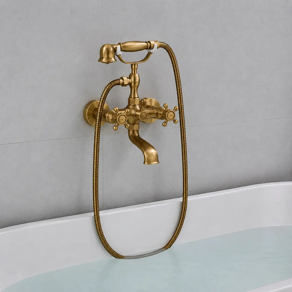 Robinet baignoire rétro mural en or brossé avec douchette à main flexible en utilisation dans une salle de bain