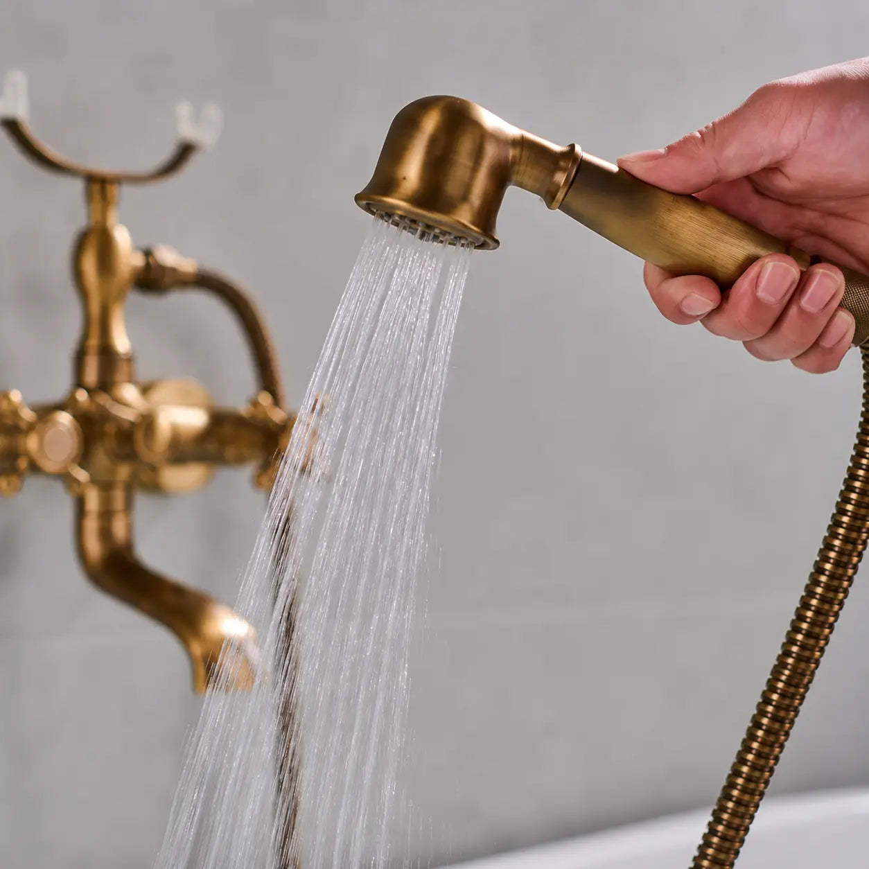 Douchette rétro en or brossé avec jet d’eau uniforme et flexible pour robinet de baignoire mural élégant Image