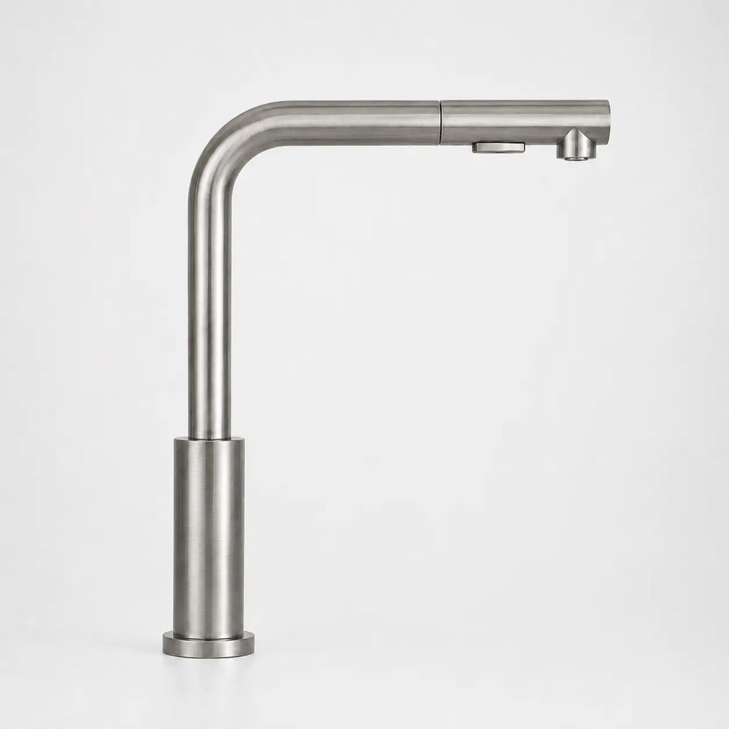 Robinet de cuisine en acier inoxydable brossé avec bec haut pivotant et douchette extractible au design minimaliste