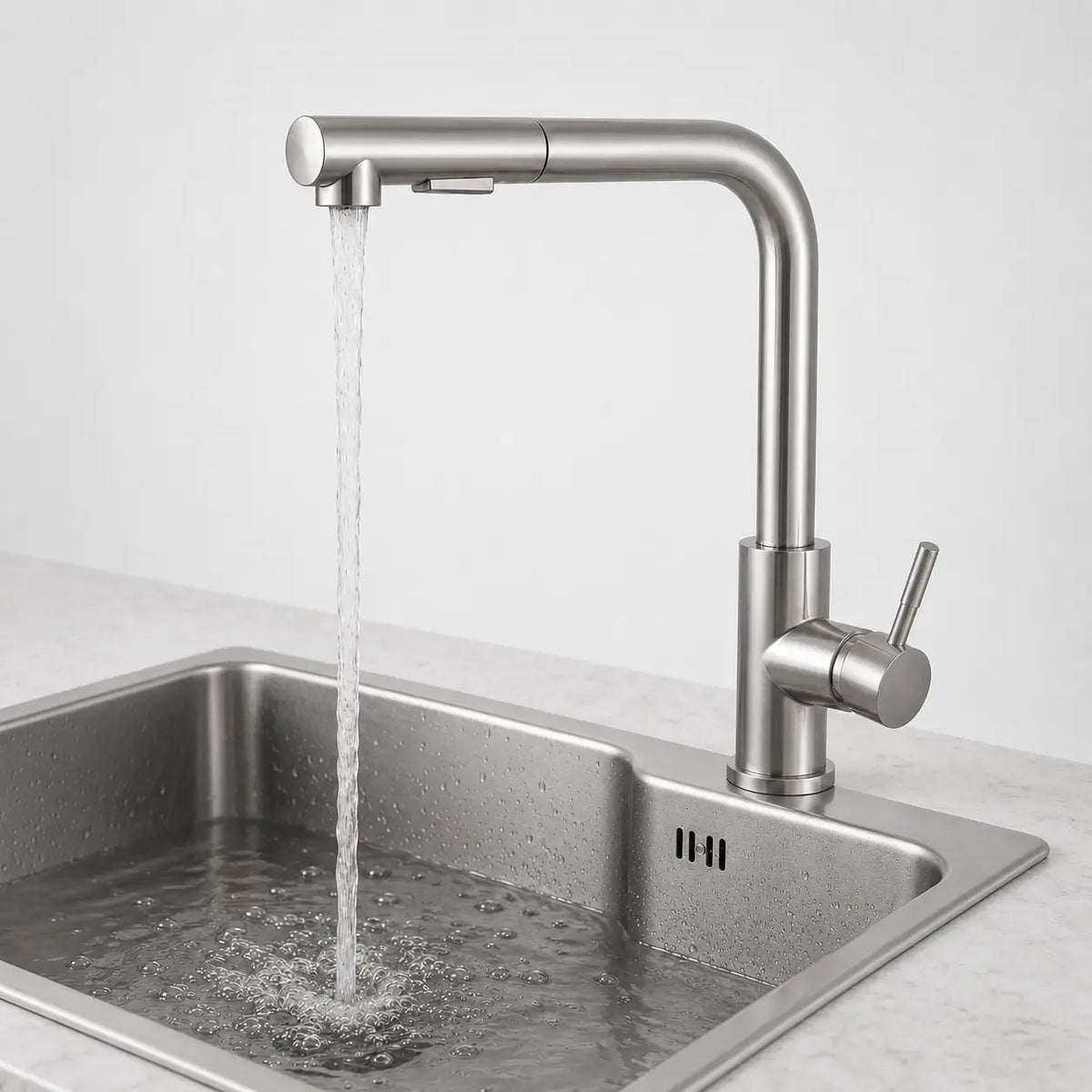 Mitigeur de cuisine en acier inoxydable brossé avec eau courante, bec pivotant et douchette extractible intégrée