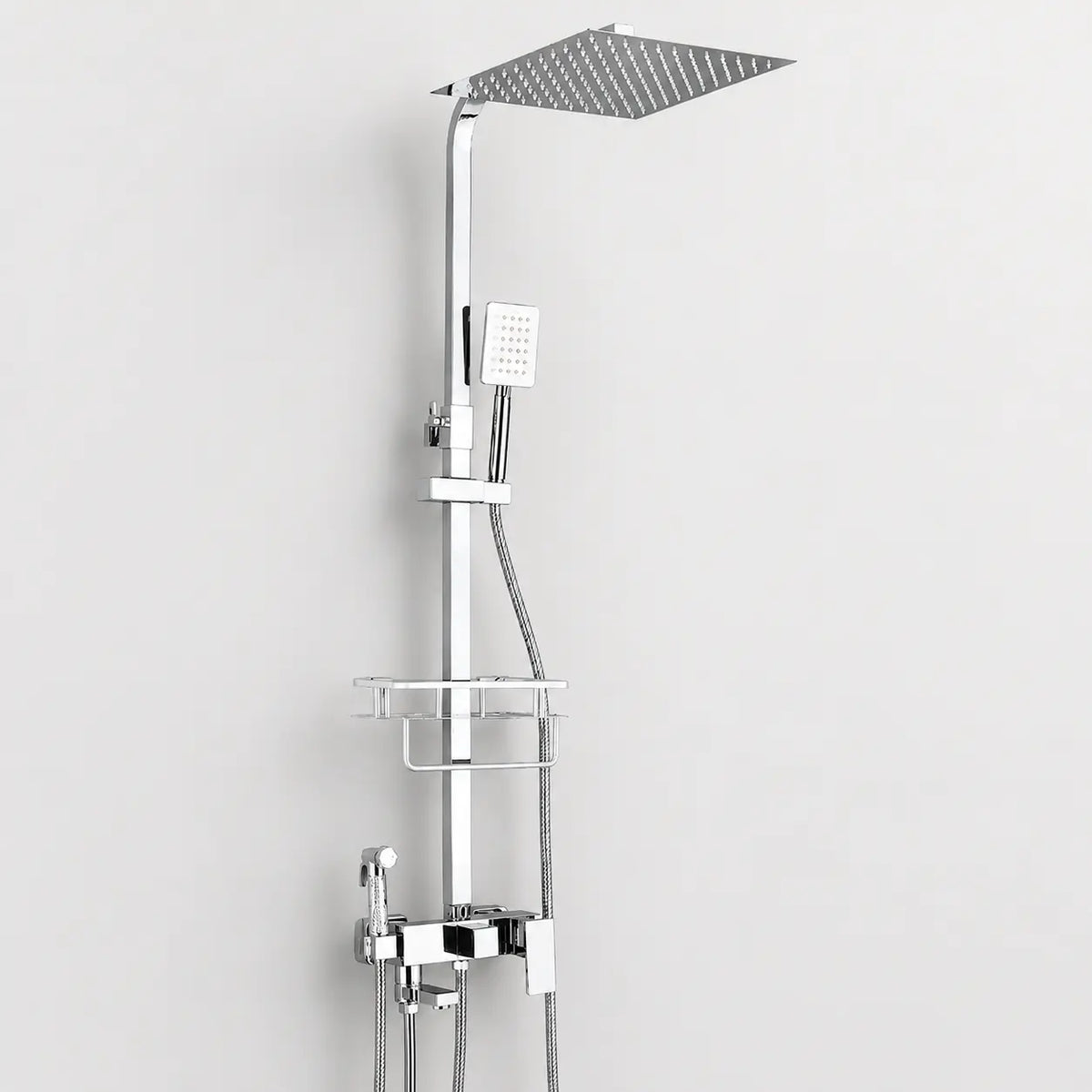 Colonne de douche chromée 4 fonctions avec grande tête pluie carrée, douchette à main, bec orientable et tablette intégrée.