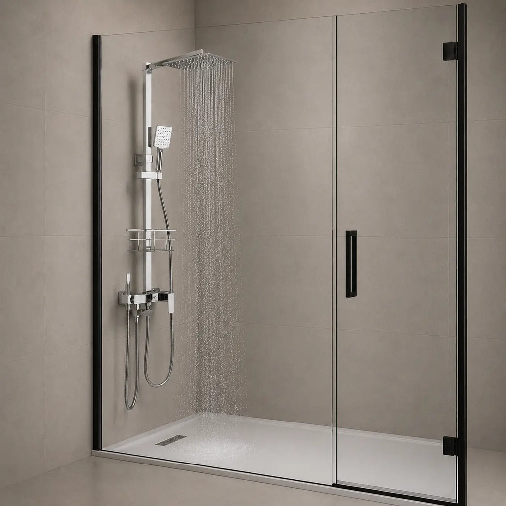 Colonne de douche chromée 4 fonctions avec large pommeau pluie carré, douchette à main et tablette de rangement intégrée.