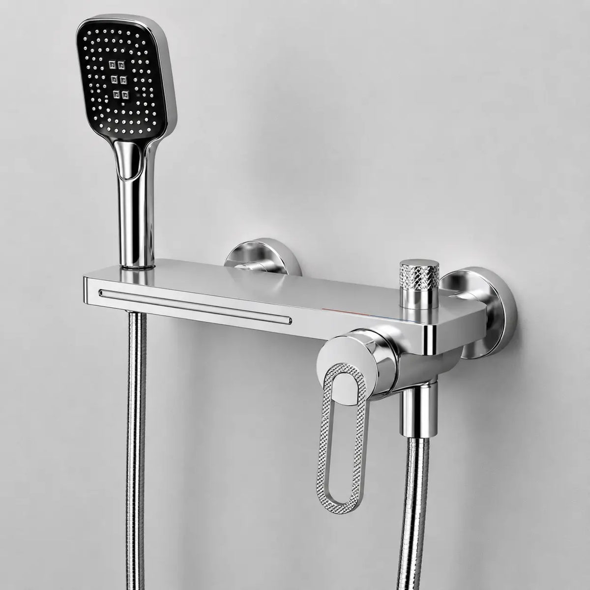 Mitigeur mural bain douche chromé avec douchette à main, commande ergonomique et design moderne épuré
