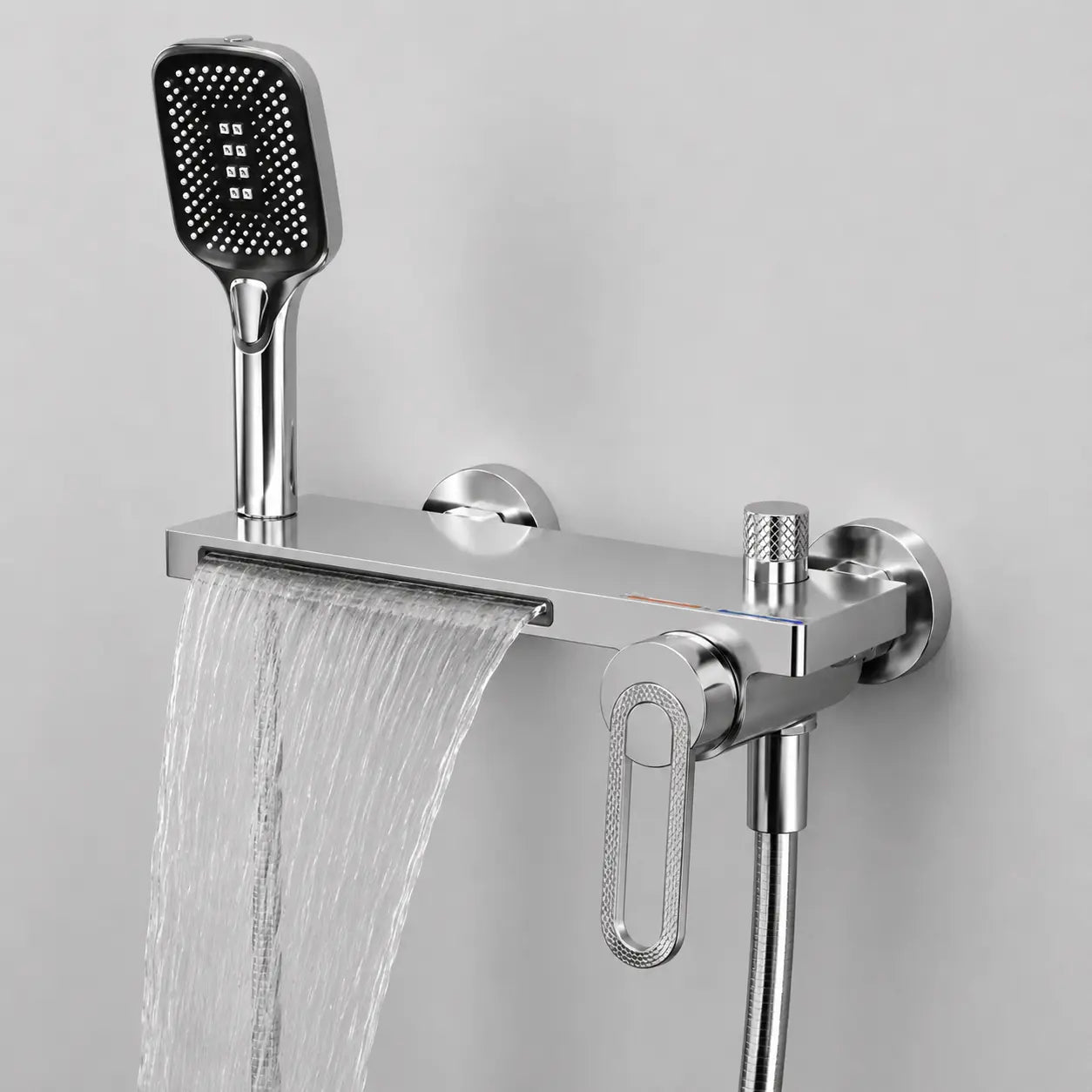 Mitigeur bain douche mural chromé avec sortie cascade intégrée, douchette à main et commande ergonomique moderne Image