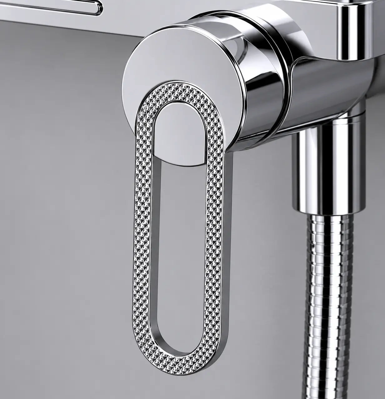Gros plan sur la poignée de commande d’un mitigeur bain douche chromé avec finition texturée et design moderne Image