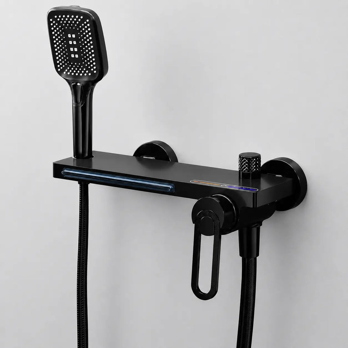 Robinet mural baignoire douche noir mat avec douchette à main, commande intégrée et design moderne épuré.