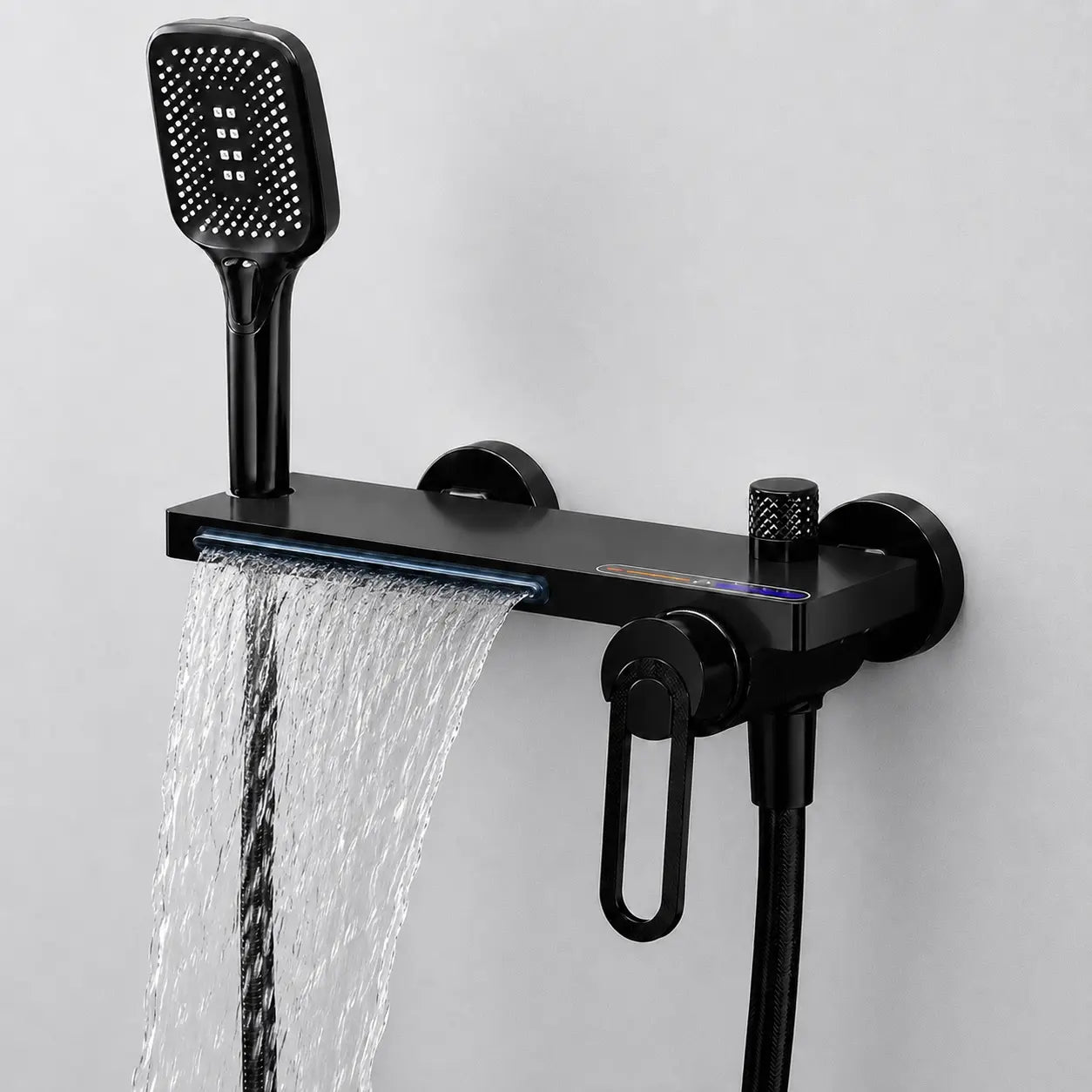 Robinet mural baignoire douche noir mat avec sortie cascade intégrée, douchette à main et design contemporain. Image
