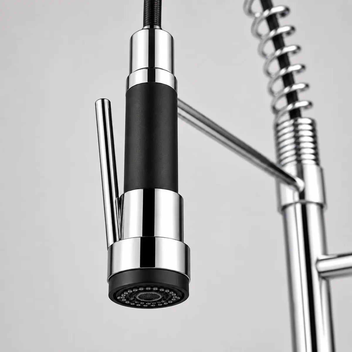 Gros plan sur douchette extractible de robinet de cuisine chromé, tête pulvérisatrice moderne avec finition noir et argent Image