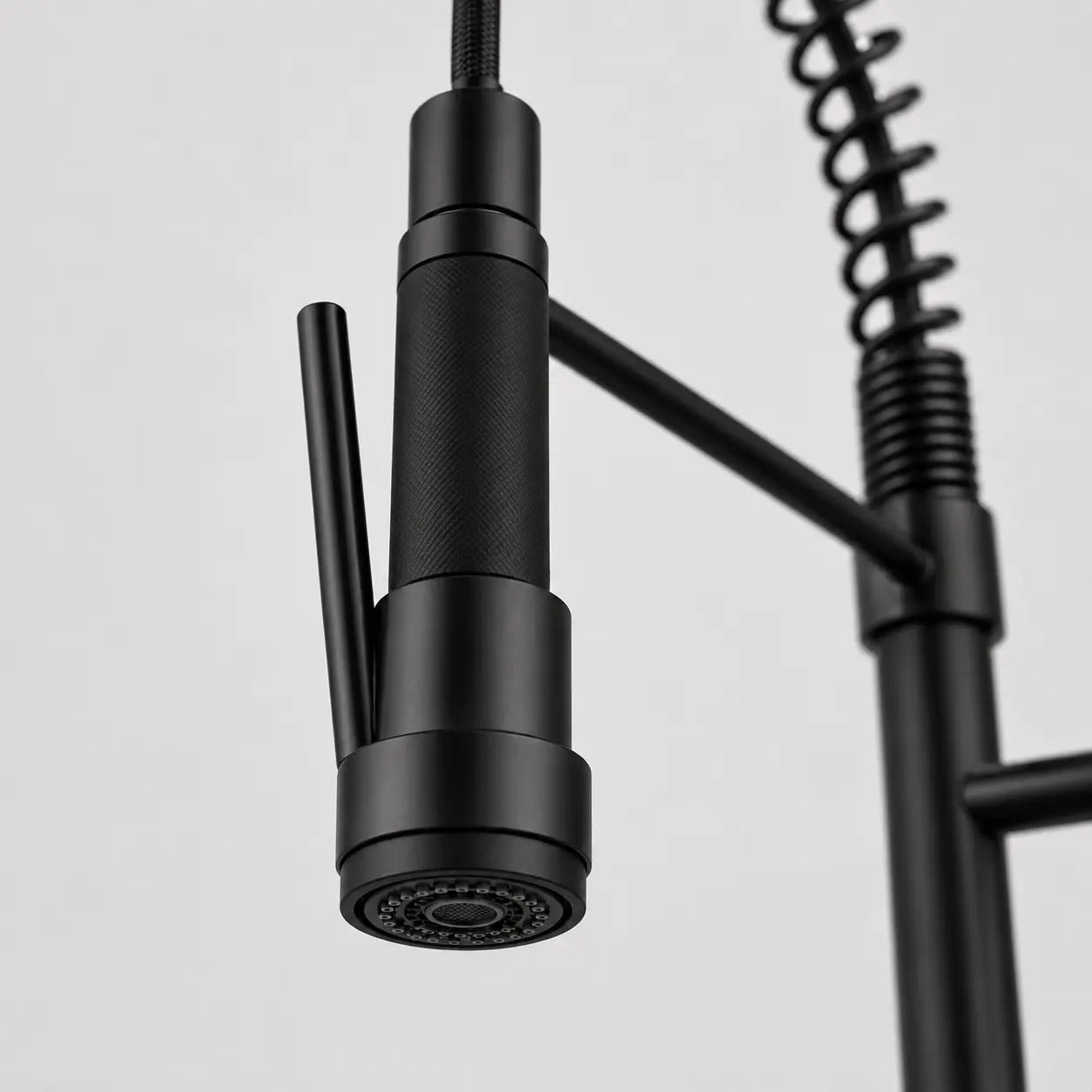 Gros plan sur douchette extractible noire mate pour robinet de cuisine, tête pulvérisatrice au design moderne et élégant Image