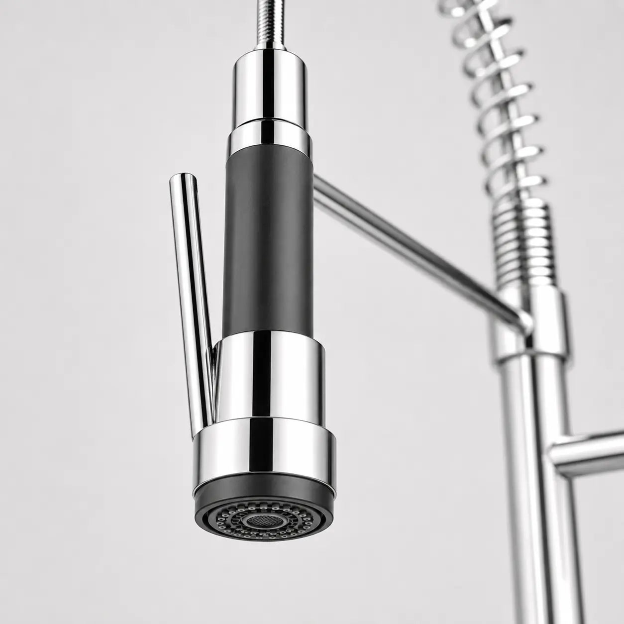 Gros plan sur la douchette extractible d’un robinet de cuisine chromé avec finition moderne et tête de pulvérisation Image