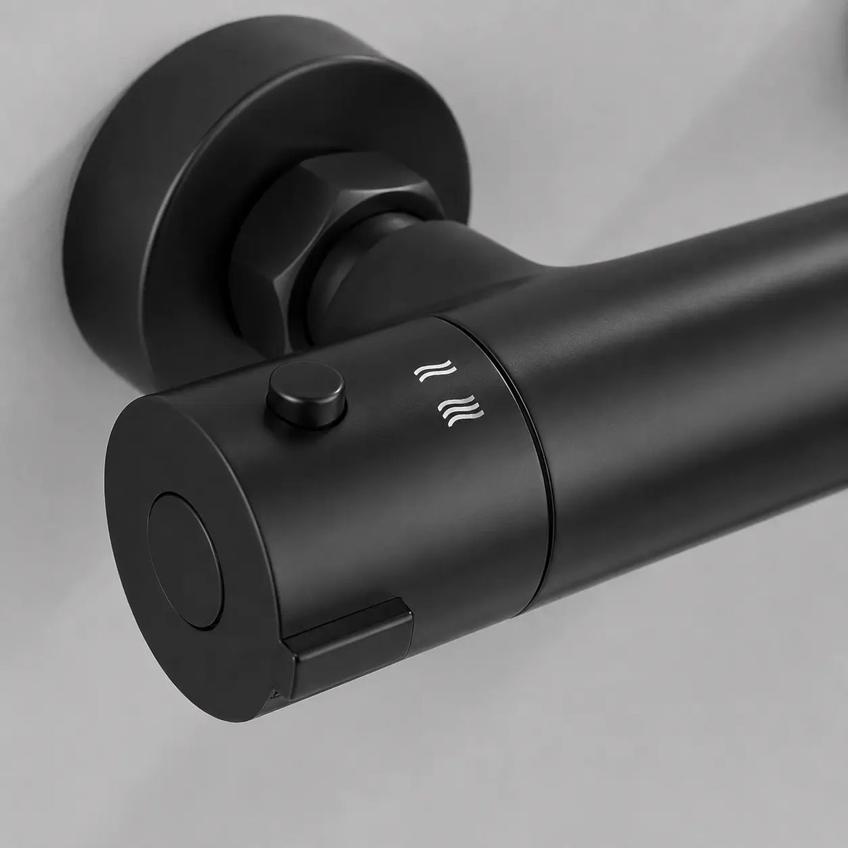 Détail de la commande d’un mitigeur thermostatique noir mat avec réglage précis pour douche moderne Image