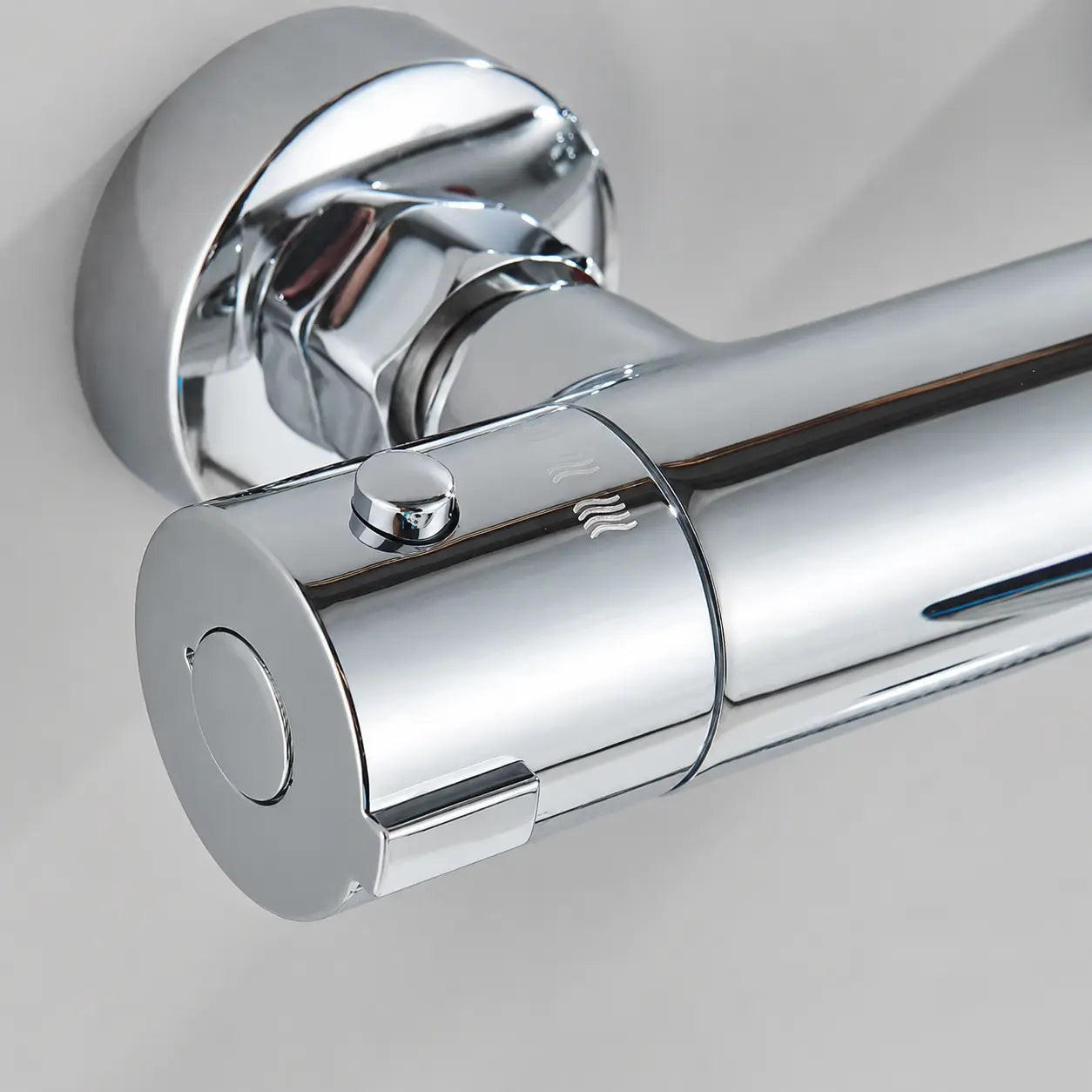 Commande thermostatique chromée Thermivo avec bouton de sécurité et réglage précis de la température d’eau Image