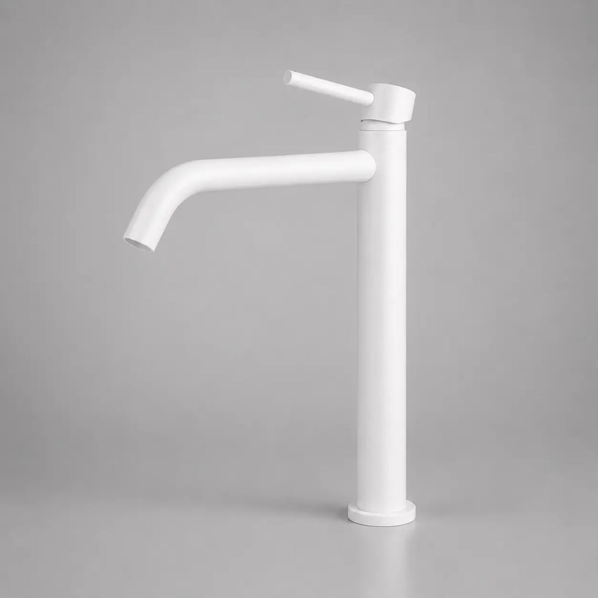 Robinet mitigeur de vasque haut blanc au design minimaliste, bec incurvé et levier fin, idéal pour salle de bain moderne.