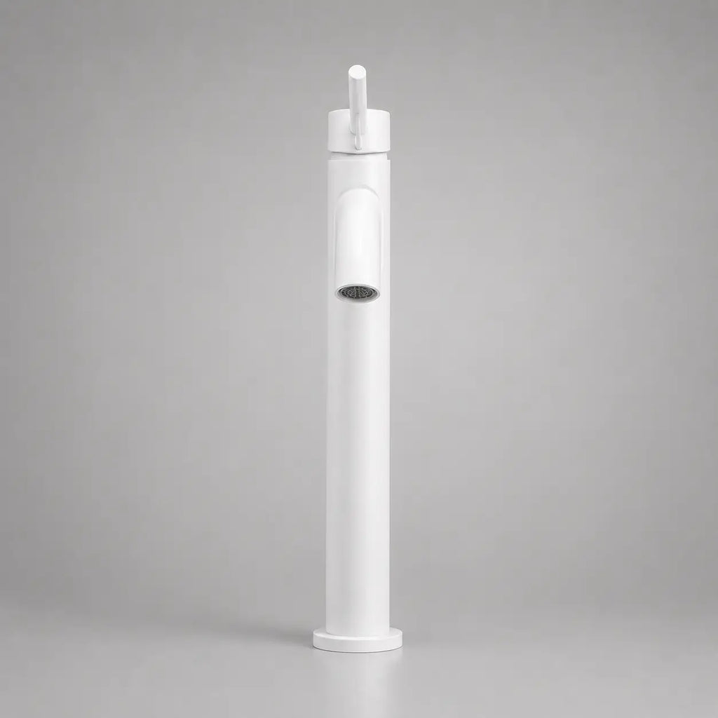 Robinet mitigeur de vasque haut blanc au design minimaliste, bec incurvé et levier fin, idéal pour salle de bain moderne.