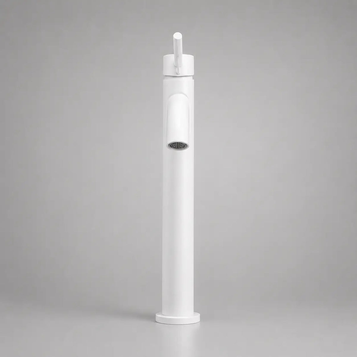 Robinet mitigeur de vasque haut blanc au design minimaliste, bec incurvé et levier fin, idéal pour salle de bain moderne.