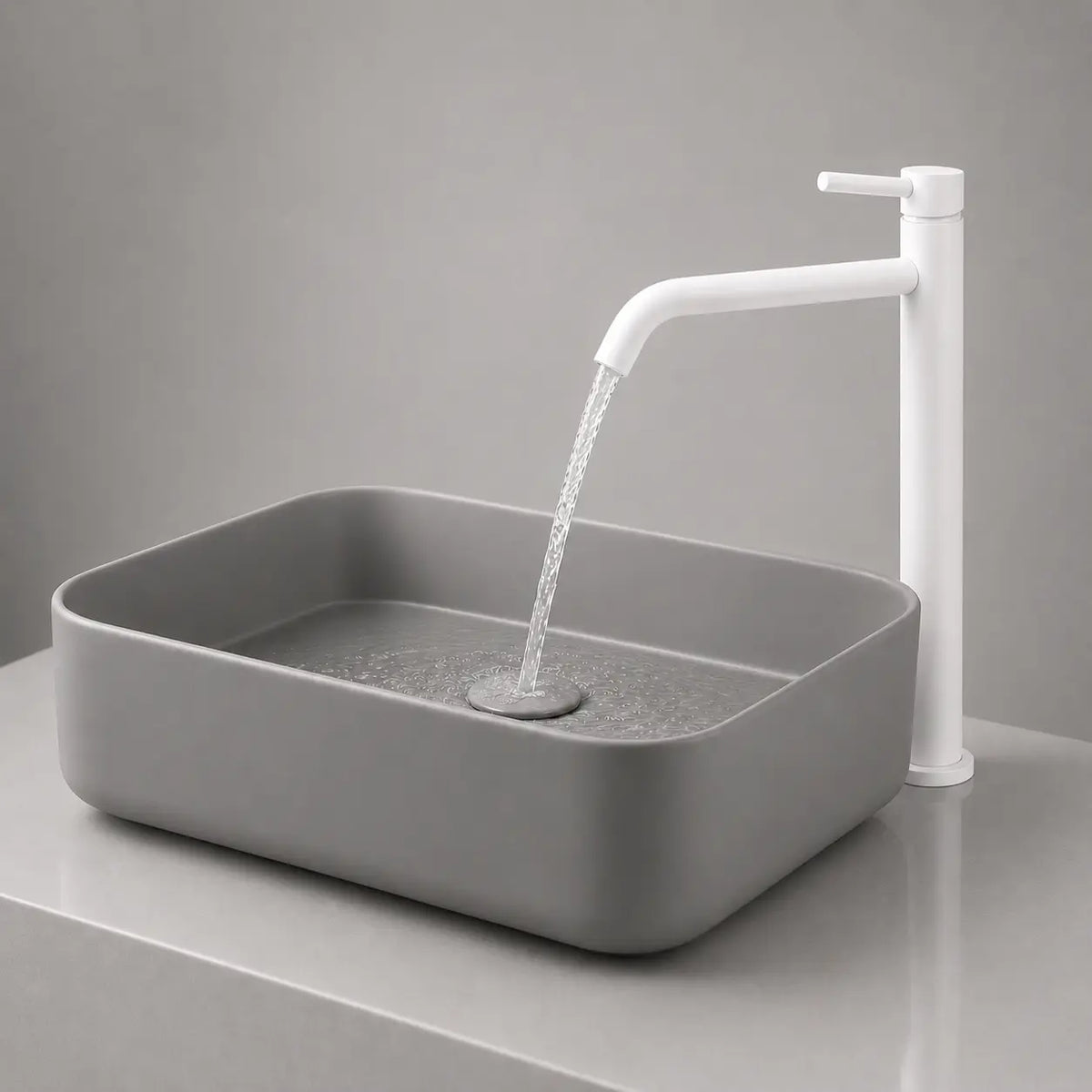 Robinet mitigeur de vasque haut blanc en fonctionnement, design minimaliste avec bec incurvé, installé sur lavabo moderne.