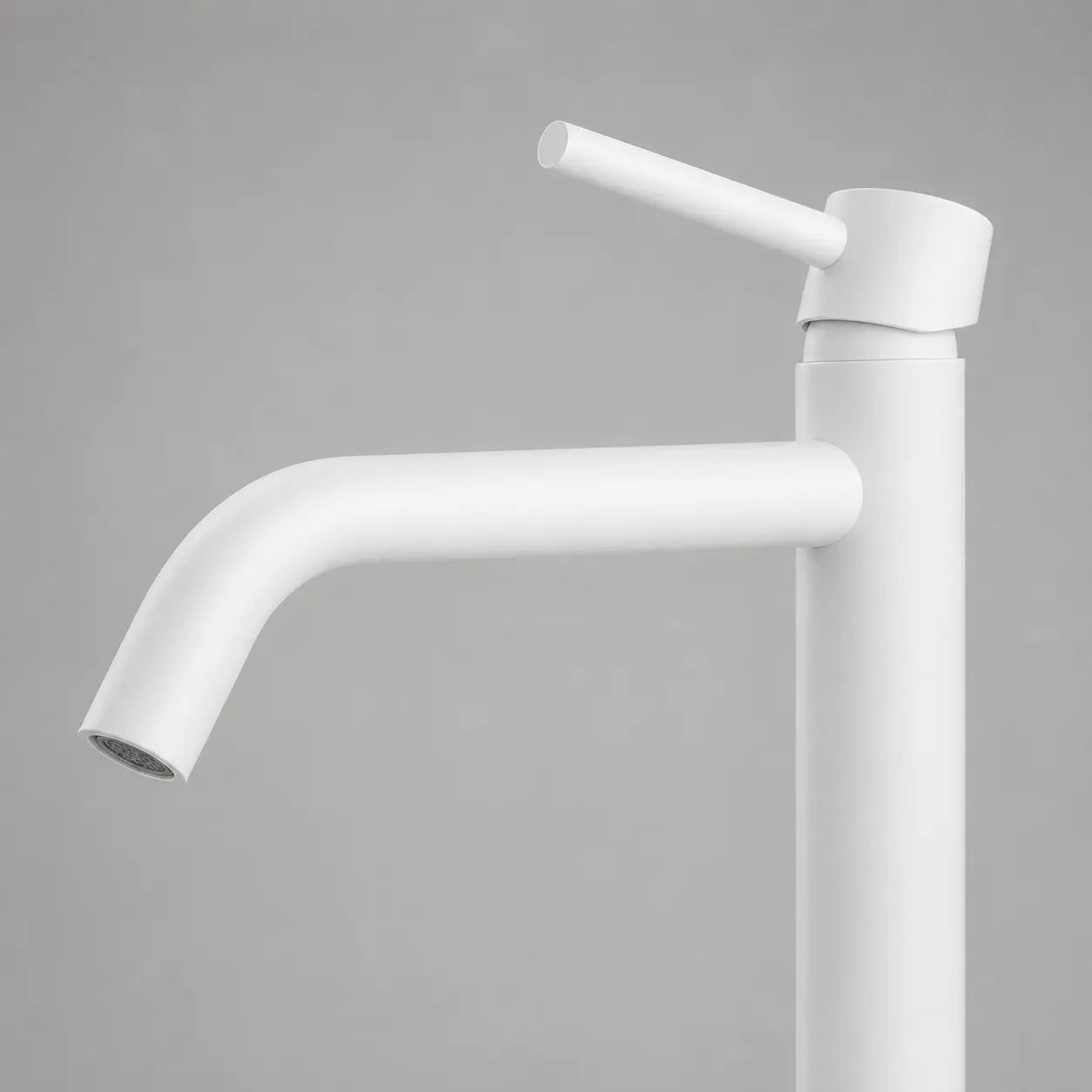Gros plan sur robinet mitigeur de vasque haut blanc au design minimaliste, avec bec incurvé et commande cylindrique épurée. Image