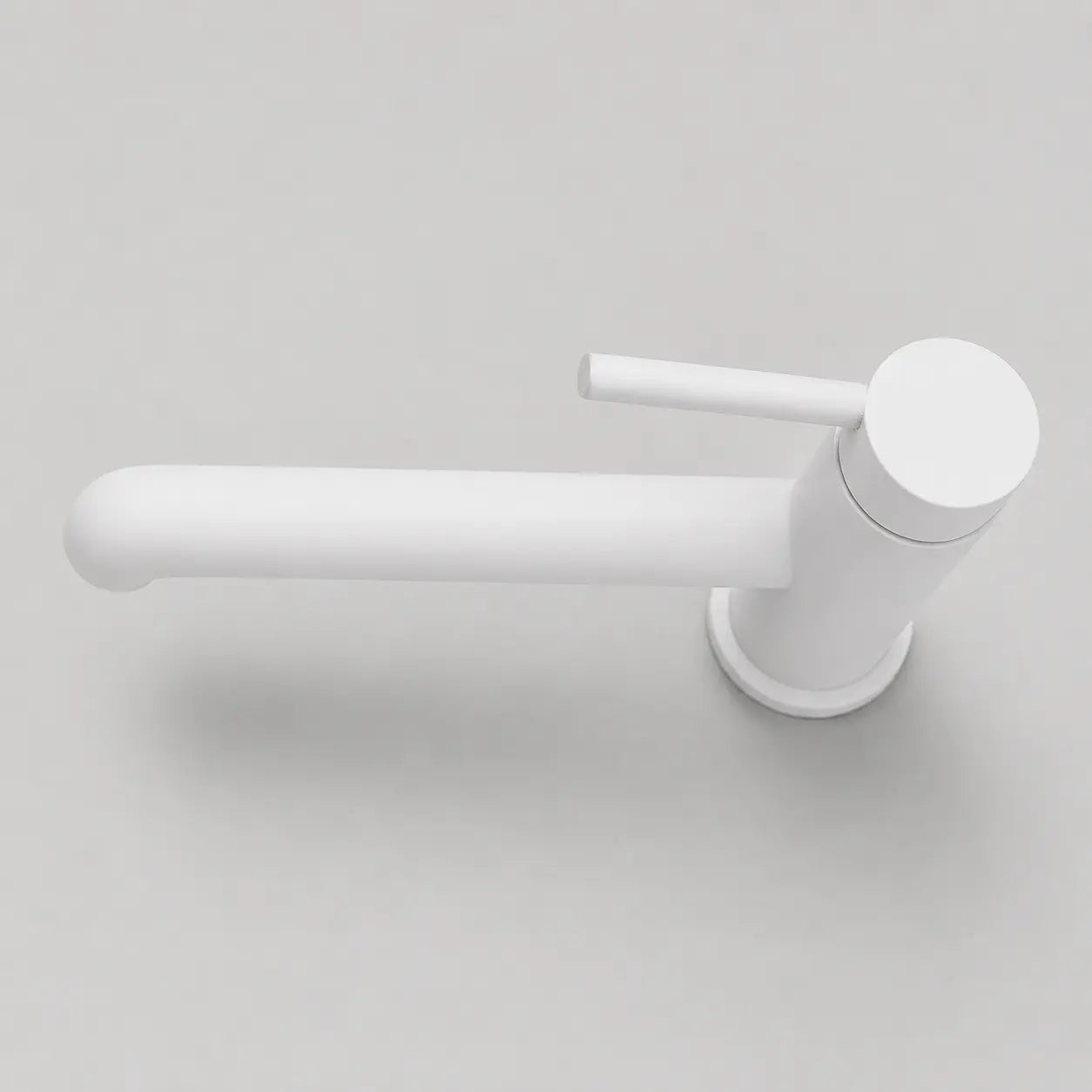 Vue de dessus du robinet mitigeur de vasque haut blanc, révélant son design minimaliste aux lignes épurées et forme cylindrique. Image