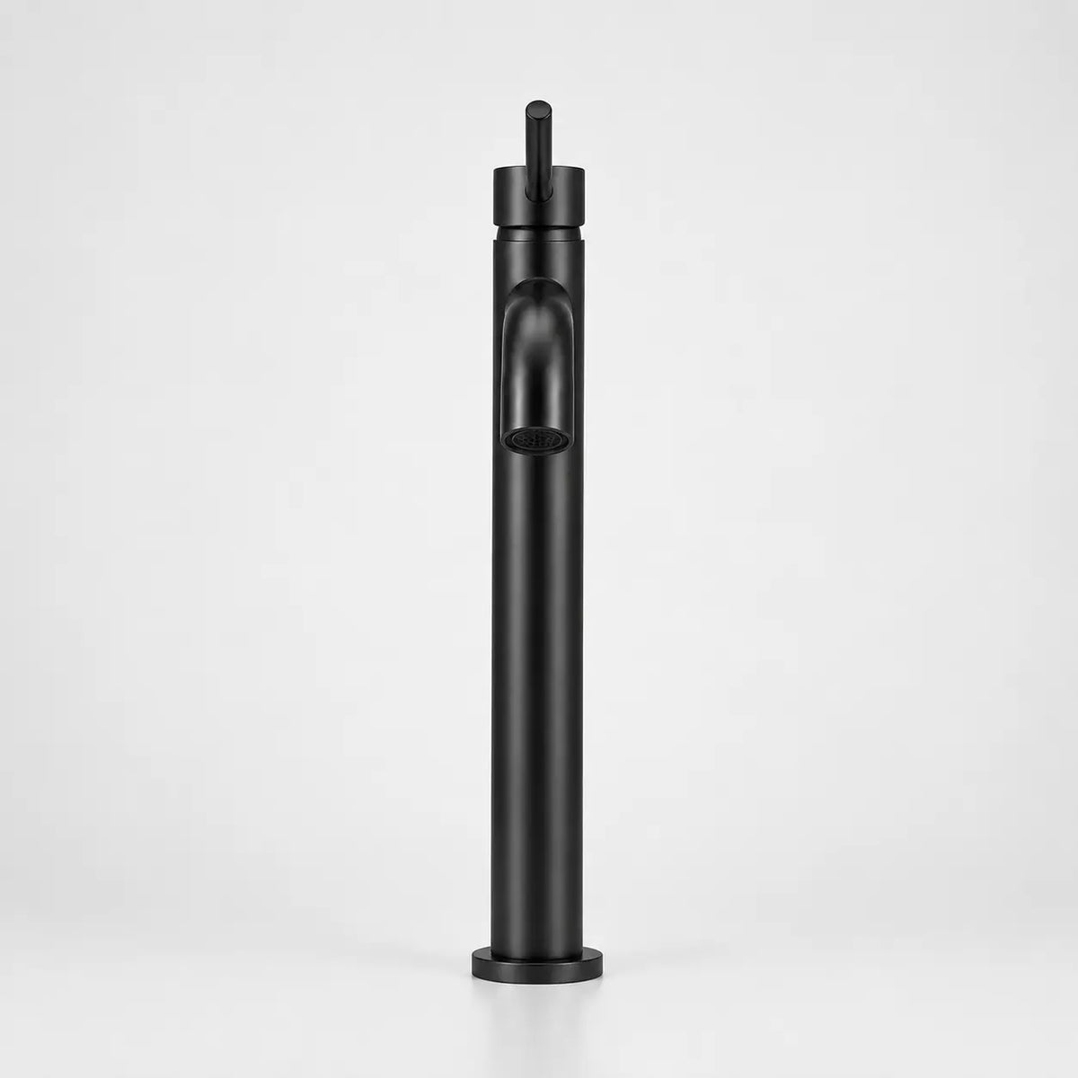 Robinet mitigeur haut pour vasque en noir mat, silhouette cylindrique minimaliste avec commande à levier discret.