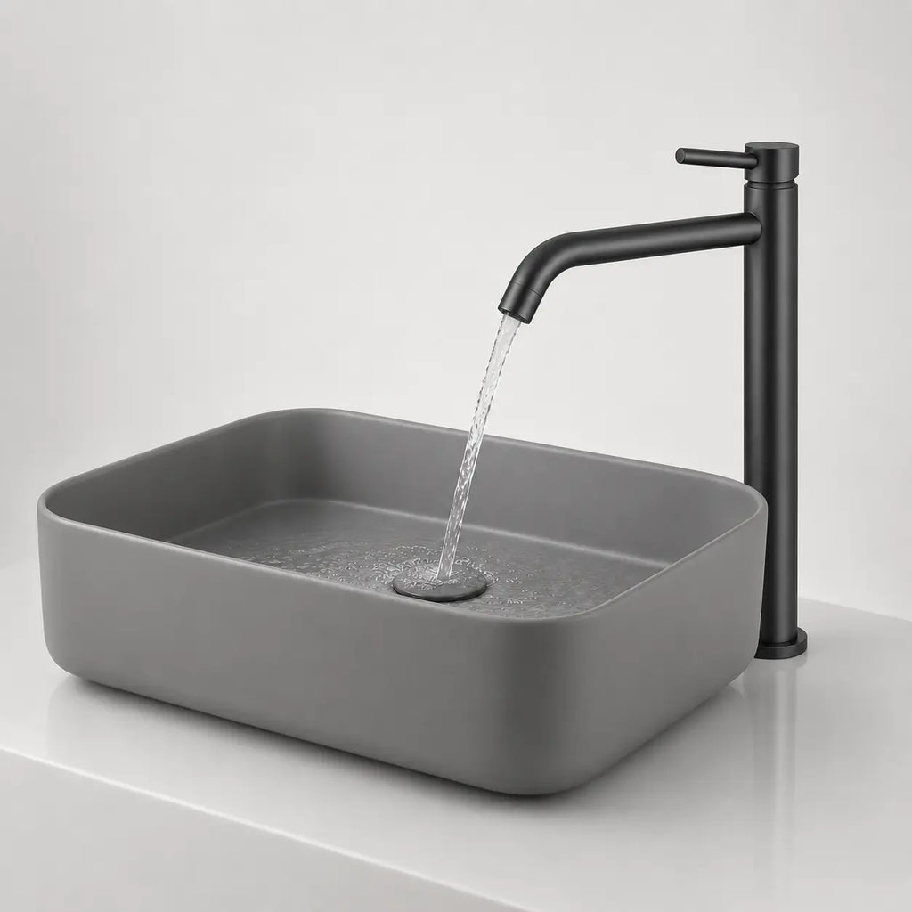  Robinet mitigeur haut noir mat en fonctionnement au-dessus d’une vasque moderne grise, design minimaliste pour salle de bain.
