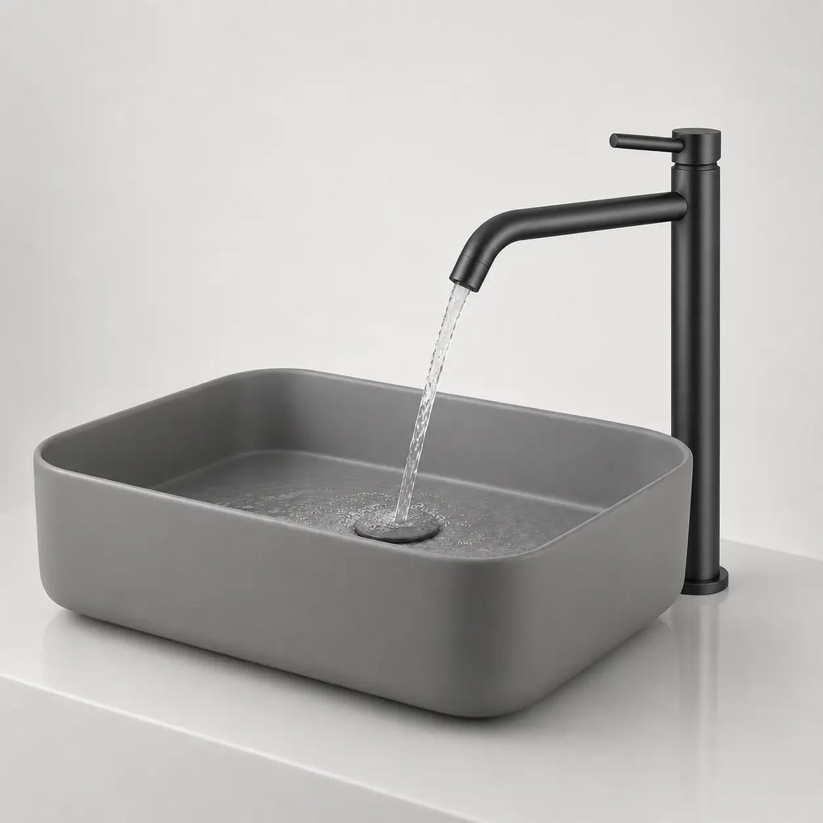  Robinet mitigeur haut noir mat en fonctionnement au-dessus d’une vasque moderne grise, design minimaliste pour salle de bain.