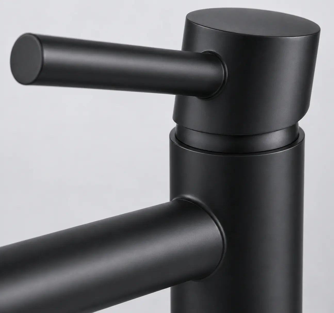 Gros plan sur la commande du robinet mitigeur noir mat, mettant en valeur son levier cylindrique et son design minimaliste. Image