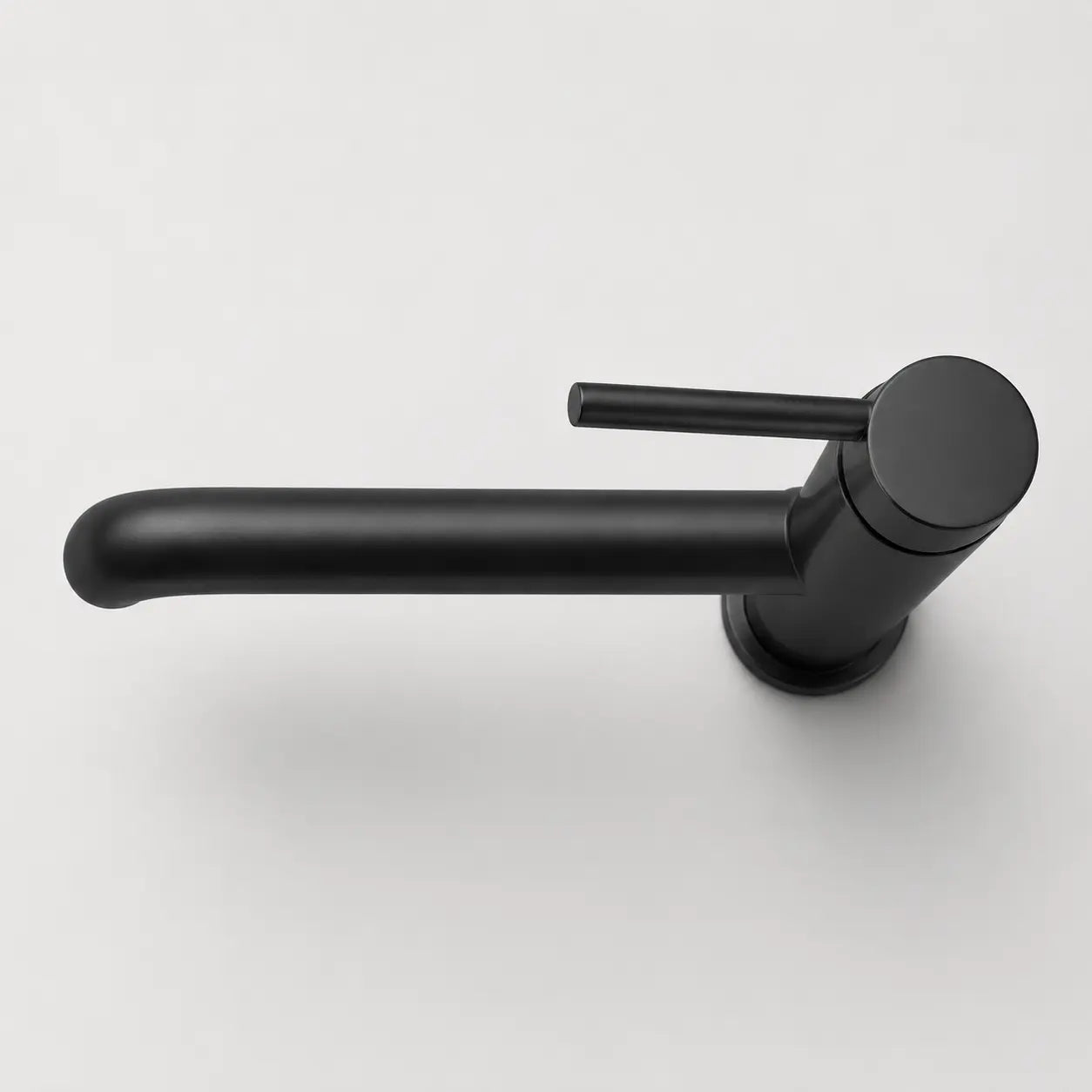 Vue supérieure du robinet mitigeur haut noir mat, design minimaliste avec bec cylindrique et levier fin pour vasque moderne. Image
