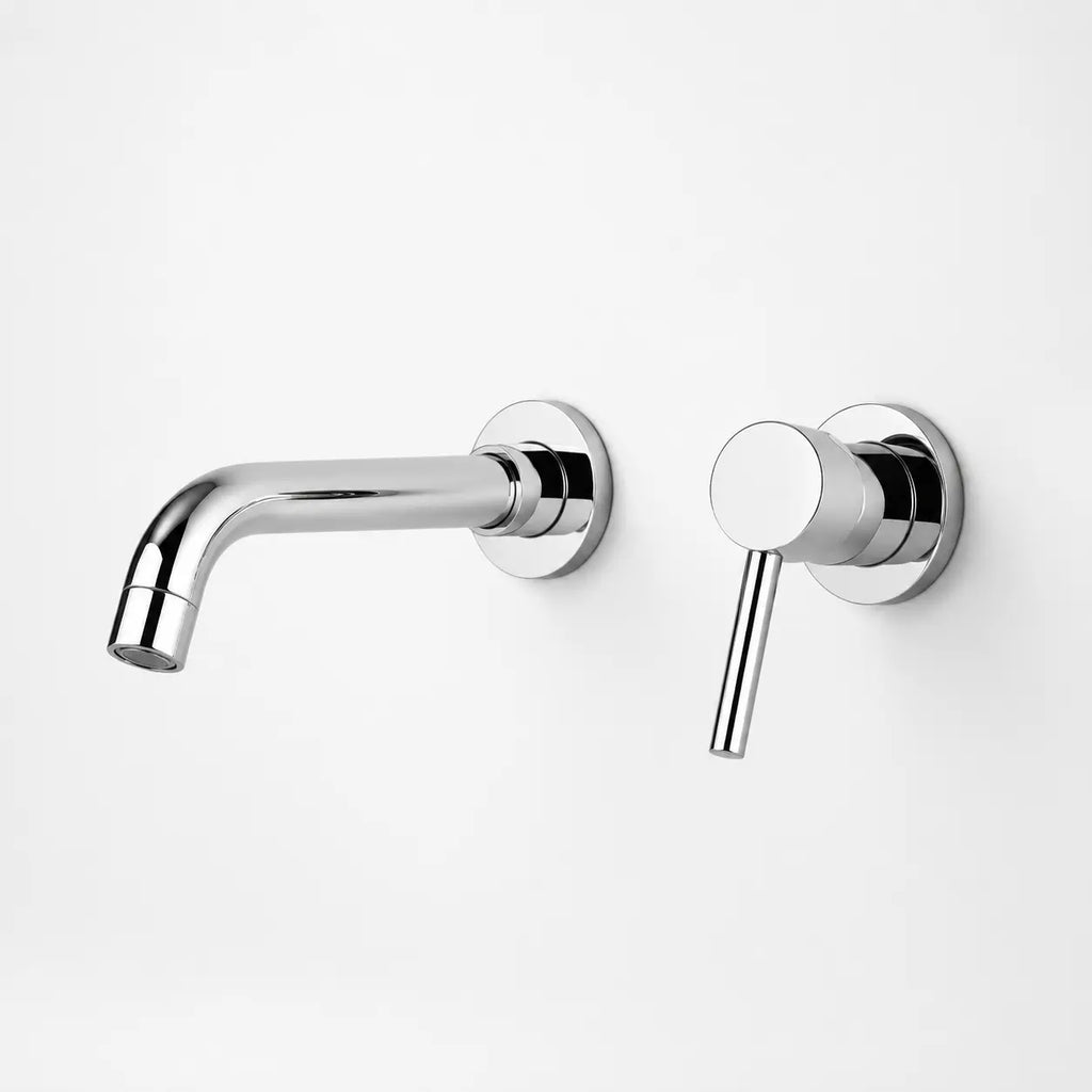 Robinet mural encastré chromé avec bec arrondi et commande minimaliste pour salle de bain moderne élégante