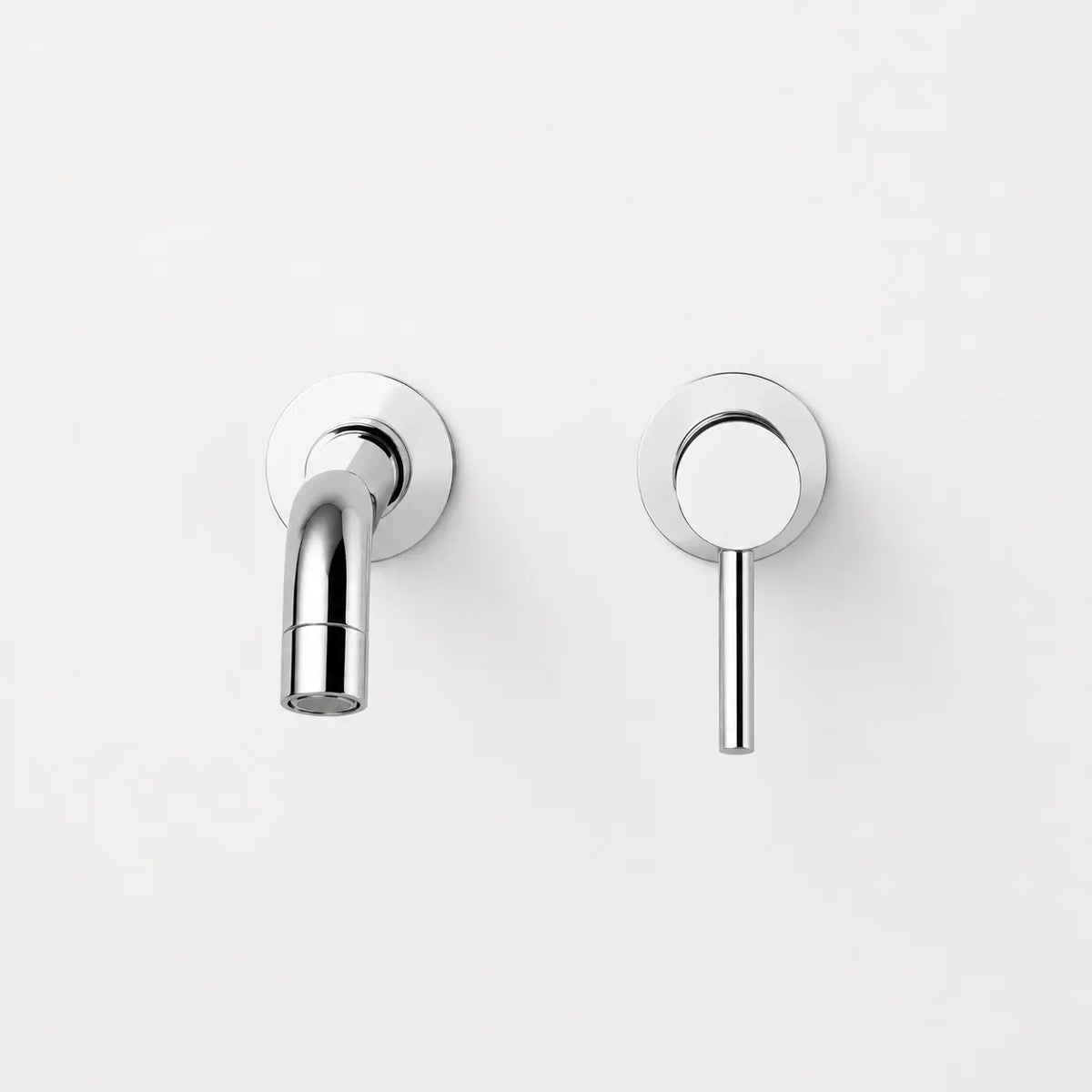 Robinet mural encastré chromé avec bec arrondi et commande minimaliste pour salle de bain moderne élégante
