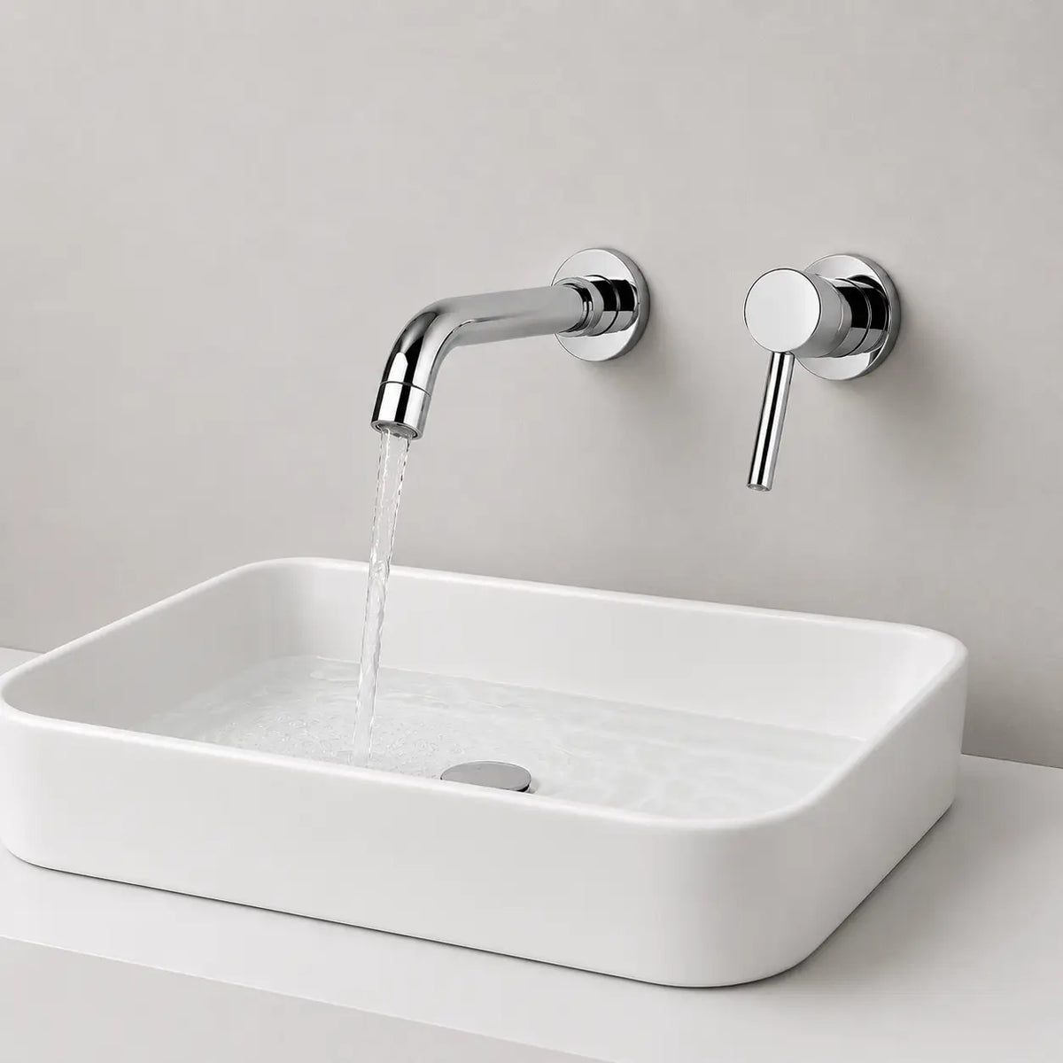 Robinet mural encastré chromé avec écoulement d’eau et poignée minimaliste au-dessus d’une vasque moderne