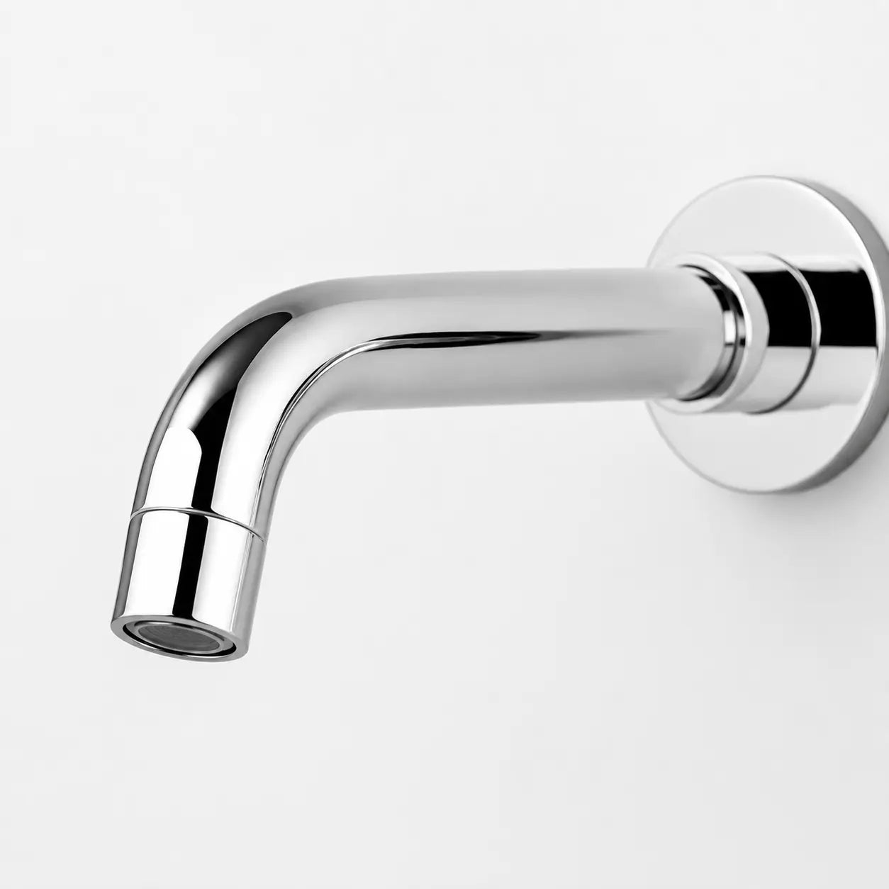 Bec de robinet mural chromé au design incurvé avec finition brillante pour salle de bain contemporaine Image