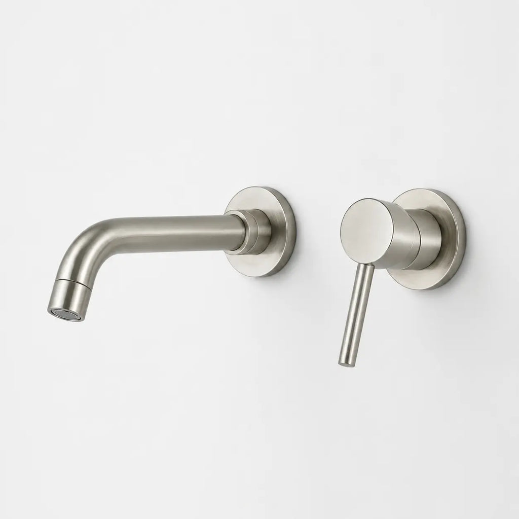 Robinet mural encastré gris brossé avec bec arrondi et poignée minimaliste pour salle de bain moderne